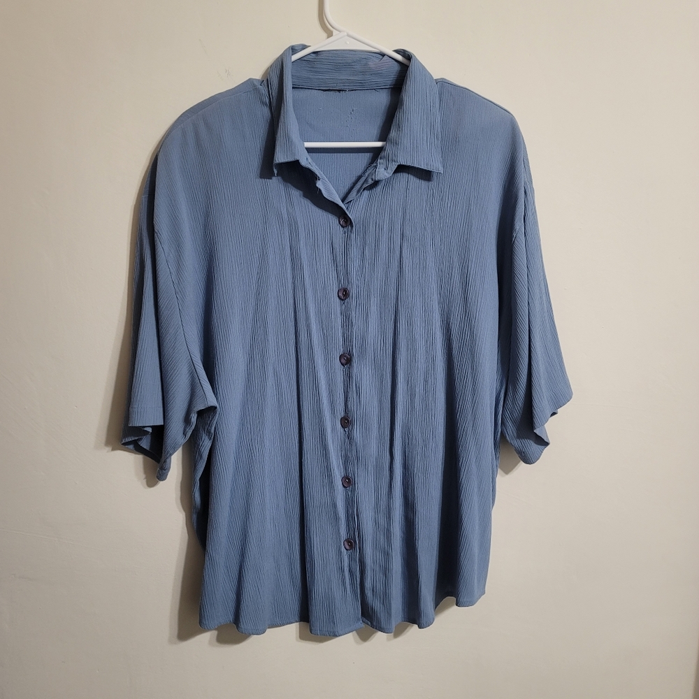 LIGHT BLUE FLOWY BUTTON UP BLOUSE WOMEN'S SIZE XL IRIDESCENT BLUE/PURPLE BUTTONS